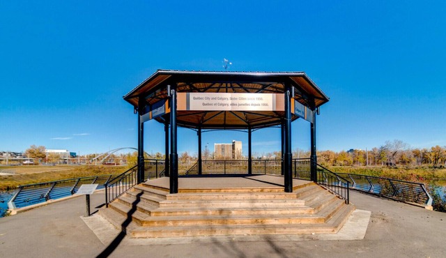 Downtown Condo Sleep 4 people (FREE underground parking)