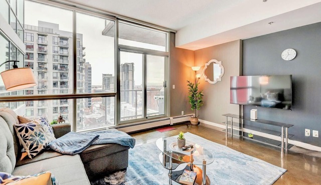 Downtown Condo w Incredible Views and BBQ