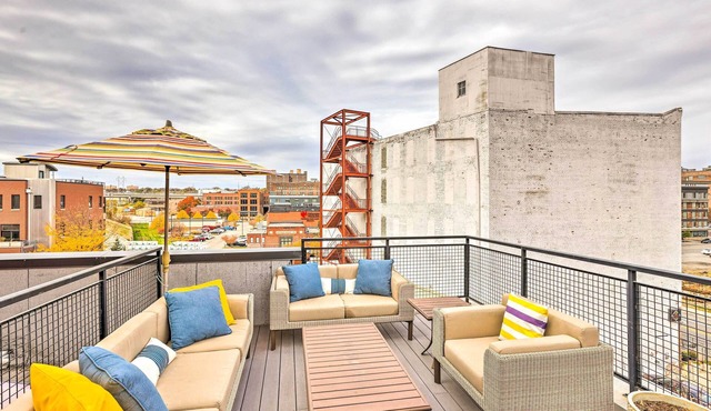 Downtown Condo w/Rooftop Patio & City Views!