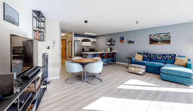Downtown Condo w/Shared Pool/Hot Tub/W/D & WiFi - Free Shuttle WP Resort