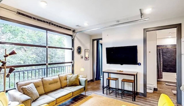 Downtown Condo · Walk to Broadway · Free Parking