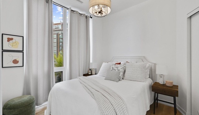 Downtown Condo! Walk to Lake, Exhibition, BMO, Budweiser & GO.