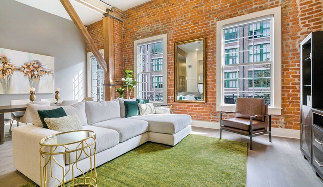 🛎DOWNTOWN Condo You've Been LOOKING For! Glam+Historic Charmer+Private Balcony= Everything!