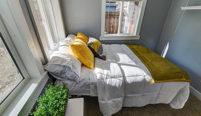 Downtown Cottage with Netflix TV near Old Colorado