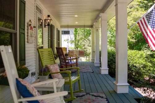 Downtown Cottage Fully Fenced-in Yard!
