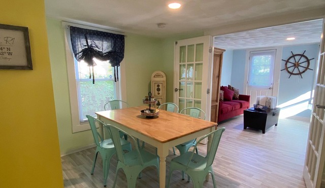 Downtown Cottage! Sleeps 5! Fully fenced in. Near wedding venues + Roger Will U!