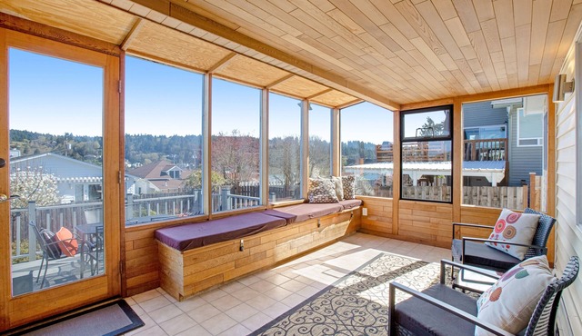 Downtown cottage with yard, deck, grill, sunroom, & WiFi - walk to town