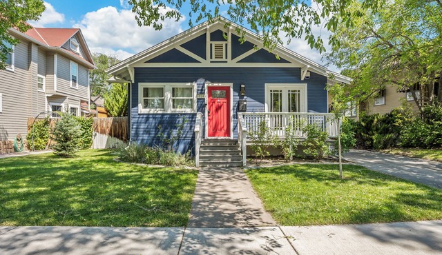 Downtown craftsman home with hot tub. 3 blocks from restaurants, shops and bars.