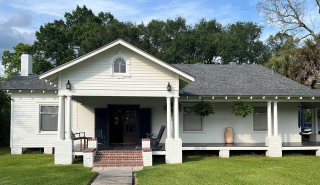 Downtown Craftsman home w/lovely front porch. Walk to restaurants & antiques.