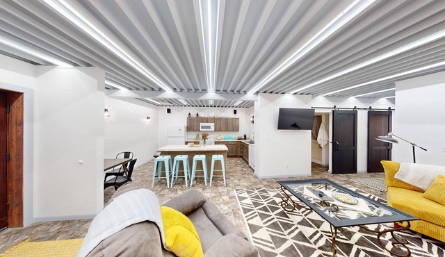 Downtown Creek Retreat! Fully Furnished with Great Work Space too!