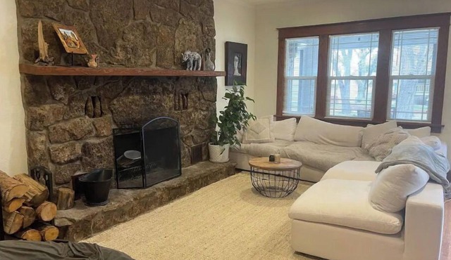 Downtown Crown Jewel w/fireplace & amazing porch
