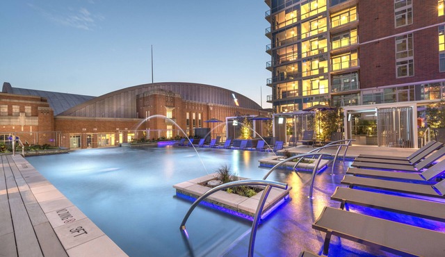 Downtown Dallas Apt w/View-walking distance to AAC+Free Parking+ Pool+Wifi