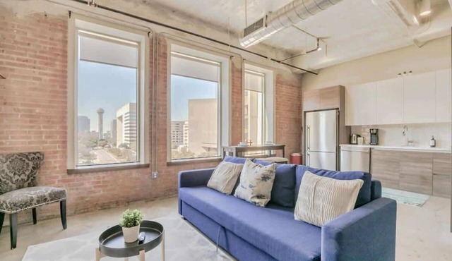 Downtown Dallas Retreat - Skyline Views, Breakfast