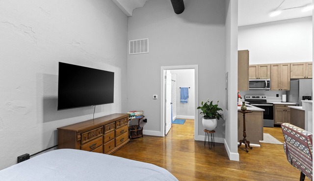 Downtown Delaware Full Kitchen Luxury Loft