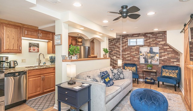Downtown Delight! Cozy, 1 Bedroom garden apartment