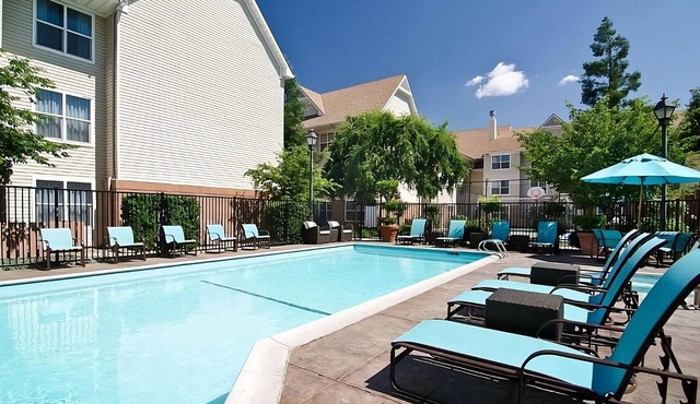 Downtown Delight in Fresno! Full Kitchen, Breakfast, Pets Allowed, Outdoor Pool!