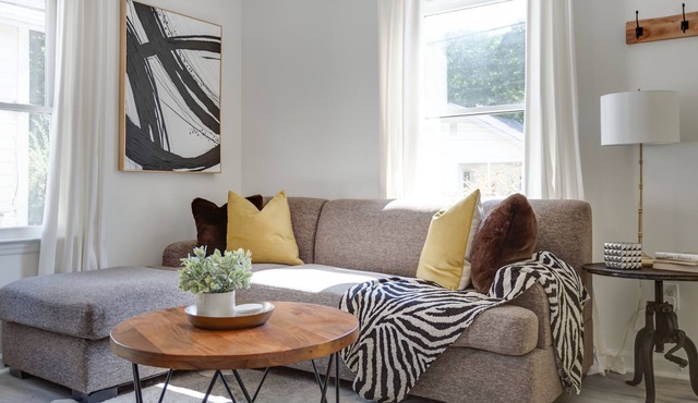 Downtown Delight - Stylish Private Walk to City Center