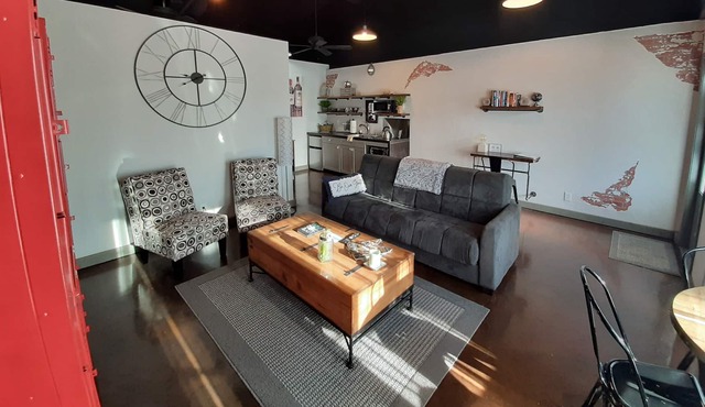 Downtown Demorest Industrial Modern Studio Apartment short walk to Piedmont Col