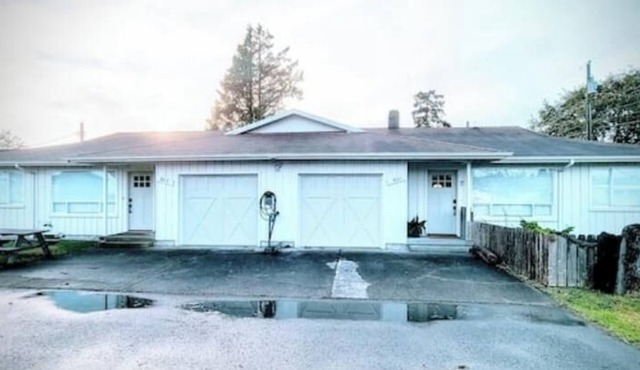 Downtown Designer Duplex close to Beach! Spa Tub, Sunroom, Game Room, EV & more!