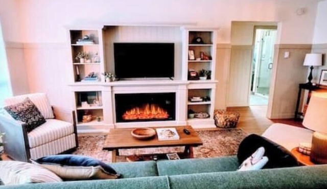 Downtown Designer Duplex close to Beach! Spa Tub, Sunroom, Game Room, EV & more!