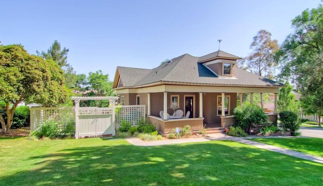 Downtown Diggs-Dig into Expansive luxury in Downtown Paso Robles- New Spa!