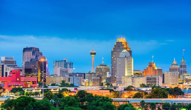 Downtown Dignowity | Upbeat Urban Oasis with Private & Spacious Backyard | Extended Stays Welcome