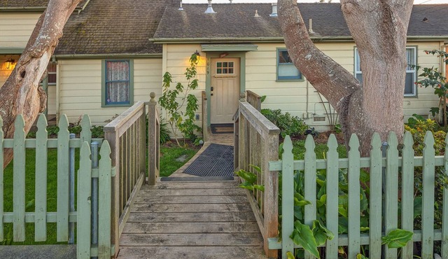 ✌️Downtown Digs, Enjoy shared sauna, hot tub & yard at this dog-friendly property in town