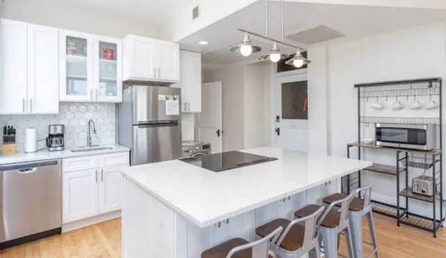 Downtown Digs penthouse with free parking!