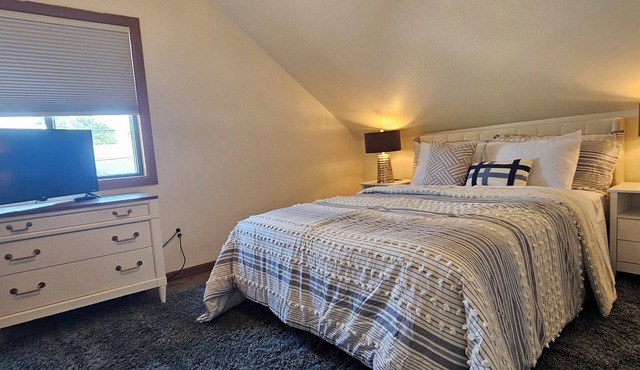 Downtown Digs - upstairs apartment in the heart of downtown Oscoda!