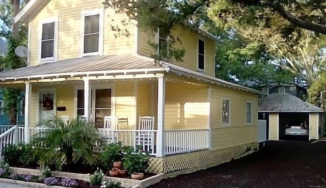 Downtown dog-friendly 4 bedroom house, walk everywhere, free parking