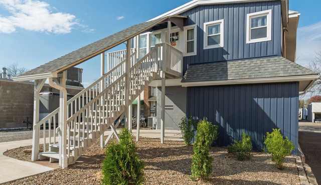 Downtown Dover Renovated Apt, 3 beds, WiFi, Private Parking