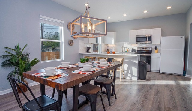 Downtown Dream Home Spacious 4br/2ba Sleeps 12!