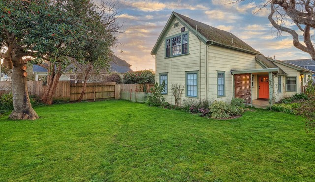 🍩Downtown Drift -Historic Arcata Home on the first floor - Hot Tub, Sauna & Bikes🐶