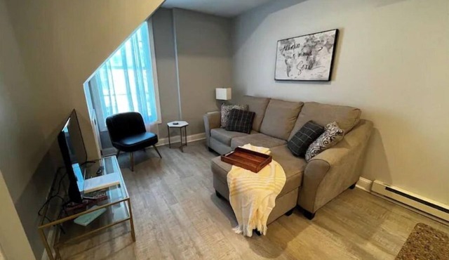 Downtown Dubuque Retreat, Spa Access, Private Deck, One block to Farmers Market,