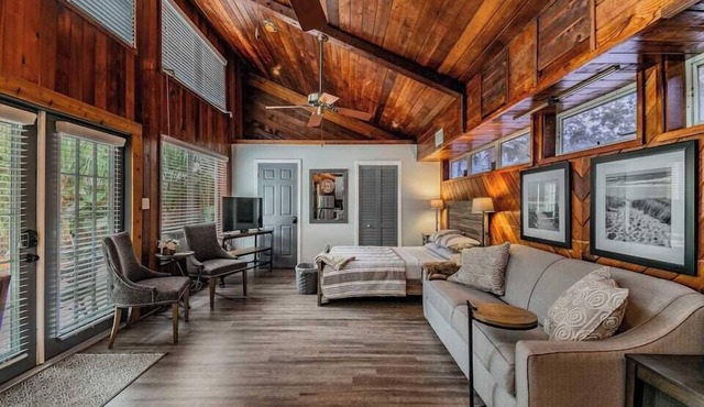 Downtown Dunedin B&B - Rustic Cabin Studio with Heated Pool