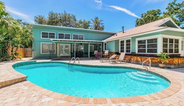 Downtown Dunedin B&B/Sleeps 12! Private Pool, Easy Walk to Downtown!