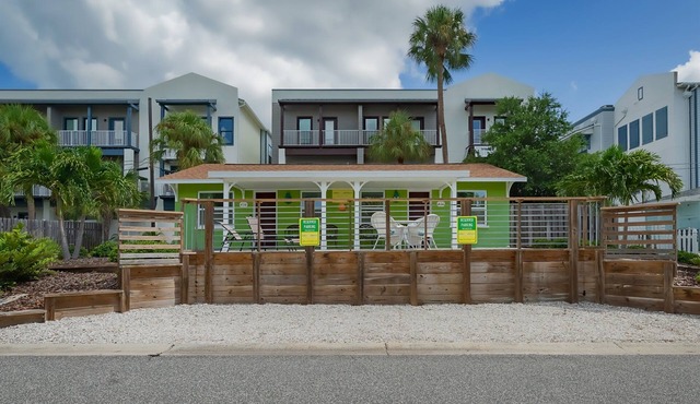 Downtown Dunedin Cottage Walk to Restaurants