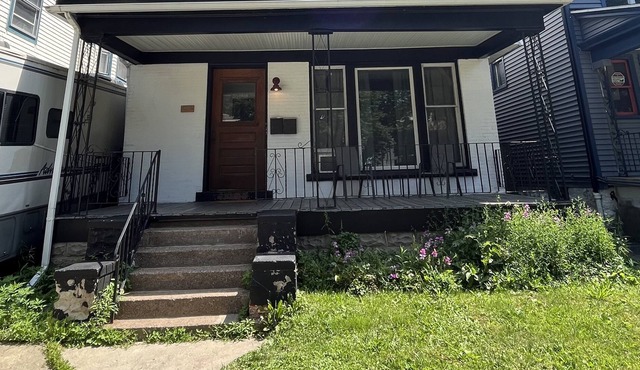 Downtown Duplex, Upper/Lower With Game Room! Central Location, Sleeps 14