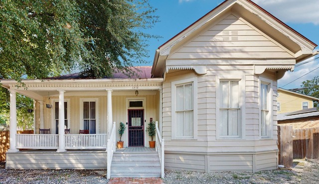 Downtown duplex with patio, enclosed backyard, washer/dryer, streaming, AC, WiFi