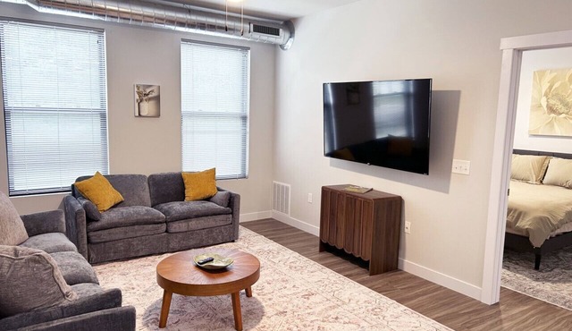 Downtown EC 2bdrm w/parking