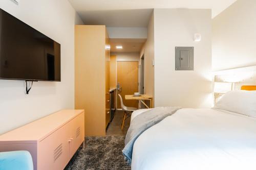 Downtown Edge-Stylish Studio Near Hospitals & Downtown-03