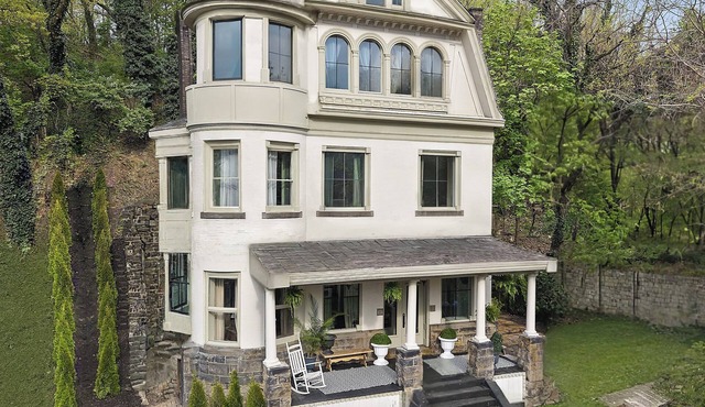 Downtown Estate! Can sleep up to 24!