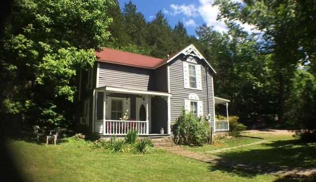 Downtown Eureka Springs Vacation Cottage