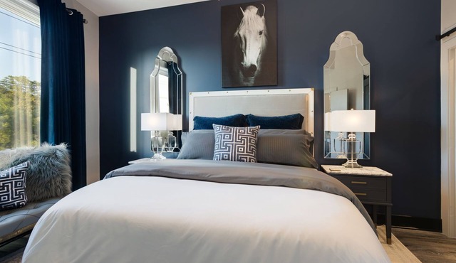 Downtown Exquisite Couples Weekend Getaway+Parking