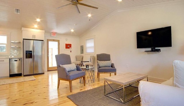 Downtown Fairhope Cottage-walking distance to everything!