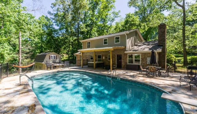 Downtown Family Retreat-Minutes to Dahlonega/Pool/5 Beds/3.5 Baths!