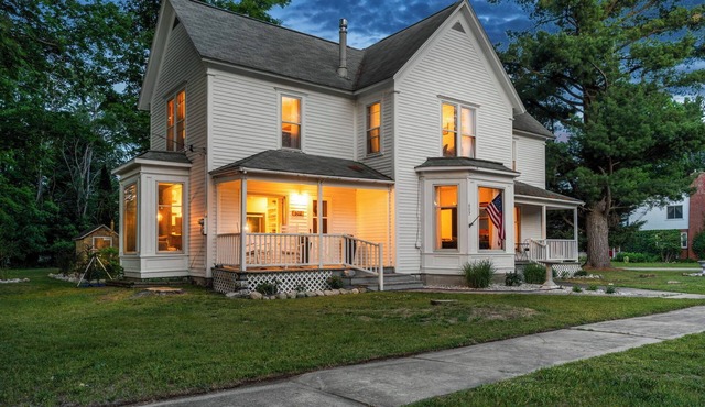 Downtown Farmhouse┃ Large Yard w/Firepit ┃8-Min Drive to Golf┃Walk to Short's!