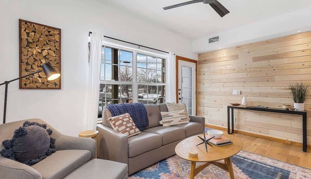 Downtown Flag | Immaculate Design | Pet-Friendly!