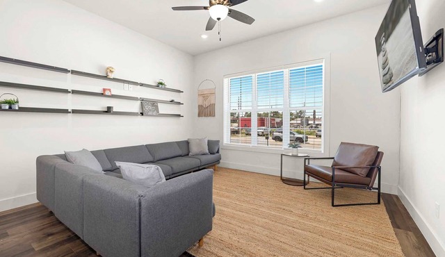 Downtown Flash-1/2 mi to Rogers Square-Sleeps 12!