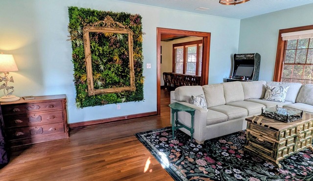 Downtown Foley Fairytale Cottage – Sleeps 14, Hot Tub, Near Beaches